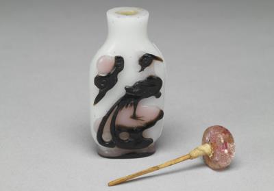 图片[2]-Tri-color-on-white overlay glass snuff bottle with phoenix design.-China Archive